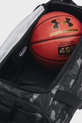 Сумка Under Armour Undeniable 5.0 Duffle SM 40L черный 55х25,5х27 см (1369222-007). Изображение №3 Сумка Under Armour Undeniable 5.0 Duffle SM 40L черный 55х25,5х27 см (1369222-007). Изображение №3