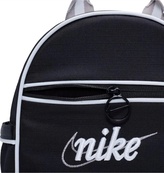 Рюкзак Nike NSW FUTURA 365 MINI BKPK-RETRO 6L чорний Жін 25 х 20 х 10 см. Зображення №4 Рюкзак Nike NSW FUTURA 365 MINI BKPK-RETRO 6L чорний Жін 25 х 20 х 10 см. Зображення №4