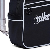 Рюкзак Nike NSW FUTURA 365 MINI BKPK-RETRO 6L чорний Жін 25 х 20 х 10 см. Зображення №6 Рюкзак Nike NSW FUTURA 365 MINI BKPK-RETRO 6L чорний Жін 25 х 20 х 10 см. Зображення №6