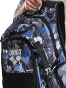 Рюкзак Arena ALL SET BACKPACK AO 45L синій, сірий, чорний 55 х 38 х 28 см (010235-901). Зображення №2 Рюкзак Arena ALL SET BACKPACK AO 45L синій, сірий, чорний 55 х 38 х 28 см (010235-901). Зображення №2