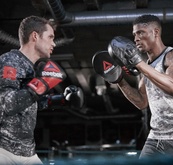 Боксерські рукавиці Reebok Combat Leather Boxing Gloves чорний, червоний 10 унцій (RSCB-10110RD-10). Зображення №6