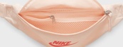 Сумка на пояс Nike NK HERITAGE S WAISTPACK 1L бежевий Уні 28 x 8 x 13 см (DB0488-838). Зображення №3 Сумка на пояс Nike NK HERITAGE S WAISTPACK 1L бежевий Уні 28 x 8 x 13 см (DB0488-838). Зображення №3