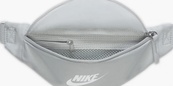 Сумка на пояс Nike NK HERITAGE S WAISTPACK 1L серая Уни 28 x 8 x 13 см (DB0488-034). Изображение №5 Сумка на пояс Nike NK HERITAGE S WAISTPACK 1L серая Уни 28 x 8 x 13 см (DB0488-034). Изображение №5