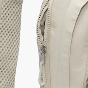 Сумка через плечо Nike NK NSW ESSENTIALS SLING BAG 8L бежевый 12.5 х 21 х 4 см (DJ9796-072). Изображение №7 Сумка через плечо Nike NK NSW ESSENTIALS SLING BAG 8L бежевый 12.5 х 21 х 4 см (DJ9796-072). Изображение №7