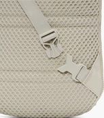 Сумка через плечо Nike NK NSW ESSENTIALS SLING BAG 8L бежевый 12.5 х 21 х 4 см (DJ9796-072). Изображение №8 Сумка через плечо Nike NK NSW ESSENTIALS SLING BAG 8L бежевый 12.5 х 21 х 4 см (DJ9796-072). Изображение №8
