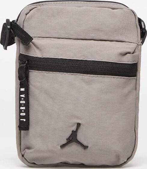 Сумка кросс-боди Nike JAN AIRBORNE FESTIVAL BAG 0,75L бежевая 17 х 12,5 х 3 см (9A0631-G5O) Сумка кросс-боди Nike JAN AIRBORNE FESTIVAL BAG 0,75L бежевая 17 х 12,5 х 3 см (9A0631-G5O)