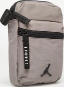 Сумка кросс-боди Nike JAN AIRBORNE FESTIVAL BAG 0,75L бежевая 17 х 12,5 х 3 см (9A0631-G5O). Изображение №3 Сумка кросс-боди Nike JAN AIRBORNE FESTIVAL BAG 0,75L бежевая 17 х 12,5 х 3 см (9A0631-G5O). Изображение №3