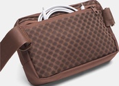 Сумка на пояс Under Armour Essential WB Xbody 2L коричневый 20 x 13,5 x 5 см (1378418-230). Изображение №3 Сумка на пояс Under Armour Essential WB Xbody 2L коричневый 20 x 13,5 x 5 см (1378418-230). Изображение №3