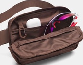 Сумка на пояс Under Armour Essential WB Xbody 2L коричневый 20 x 13,5 x 5 см (1378418-230). Изображение №4 Сумка на пояс Under Armour Essential WB Xbody 2L коричневый 20 x 13,5 x 5 см (1378418-230). Изображение №4
