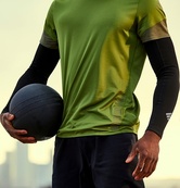 Компресійні нарукавники Adidas Compression Arm Sleeves чорний S/M. Зображення №3 Компресійні нарукавники Adidas Compression Arm Sleeves чорний S/M. Зображення №3