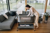 Прикроватная кроватка и стульчик для ребенка Nest & Feed 2 в 1 FreeON, grey. Изображение №5
