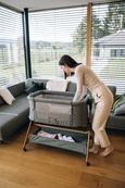 Прикроватная кроватка и стульчик для ребенка Nest & Feed 2 в 1 FreeON, grey. Изображение №7